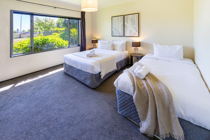 Deze kamer is voorzien van twee eenpersoonsbedden, elk met comfortabele matrassen en fris beddengoed. De ruimte is met zorg ontworpen om het comfort en de functionaliteit te maximaliseren.