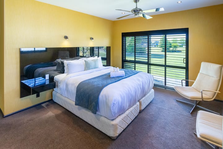 Moderne slaapkamer met comfortabel bed, fris beddengoed, zachte kussens en decoratieve sierkussens