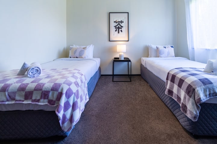 Deze kamer is voorzien van twee eenpersoonsbedden, elk met comfortabele matrassen en fris beddengoed.