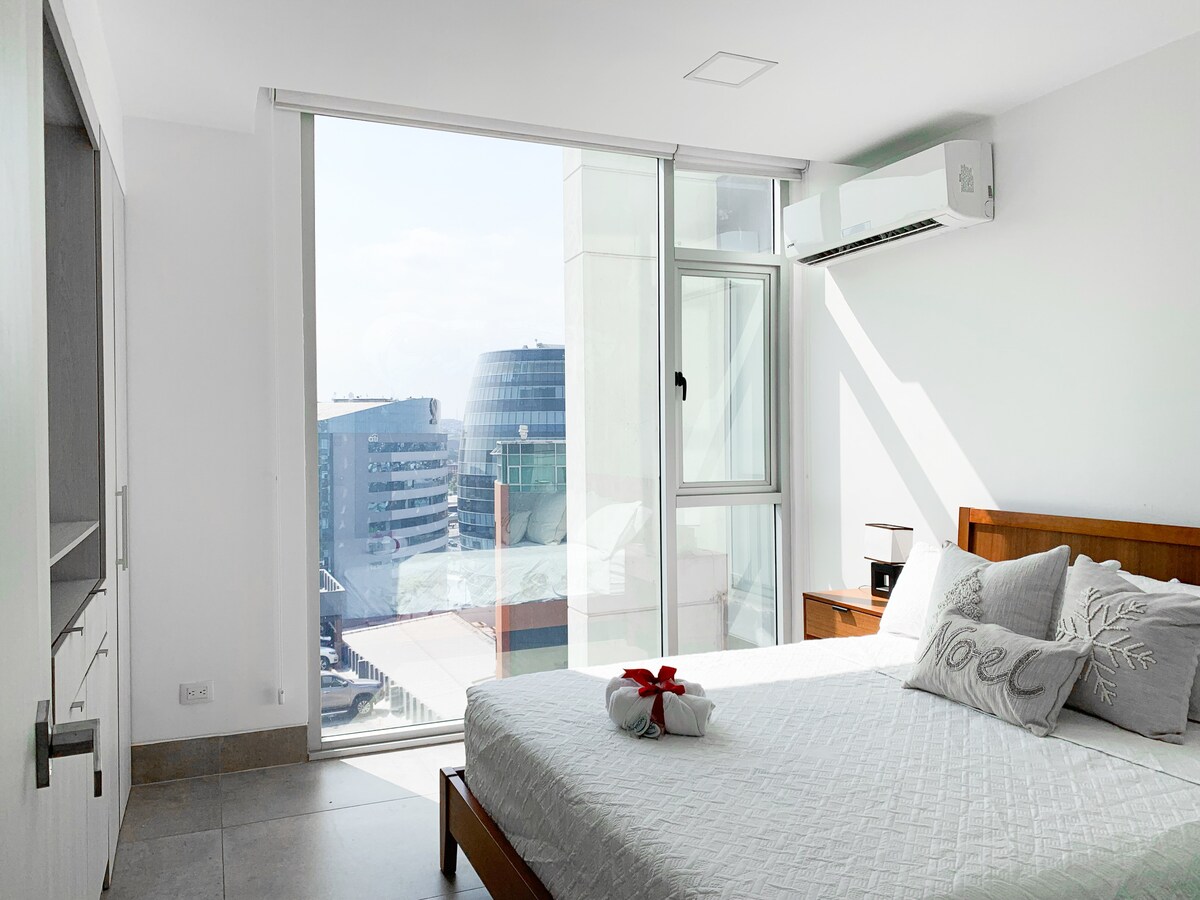 Მთლიანი ოთახის დიაგონალური ხედი, იატაკიდან ჭერამდე ფანჯრები, A/C და სუპერ კომფორტული საწოლი 