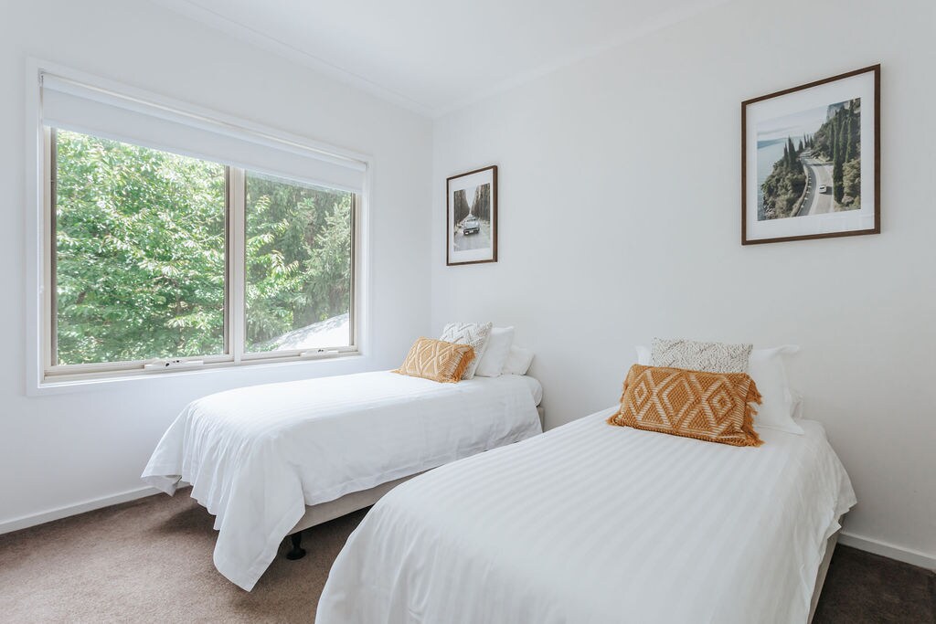 Twin bedroom with single beds and a built in wardrobe