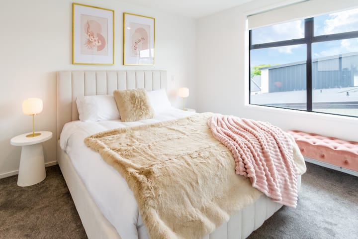 Kitanda cha kifahari chenye kitanda cha starehe na mashuka ya hoteli ya nyota 5.