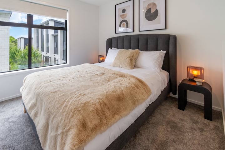 Chumba hiki kina kitanda cha kifahari, kilichobuniwa kwa ajili ya starehe na starehe ya kiwango cha juu. Kitanda kimevaa mashuka yenye ubora wa juu na mito ya plush, hivyo kuhakikisha usingizi wa usiku wenye utulivu.