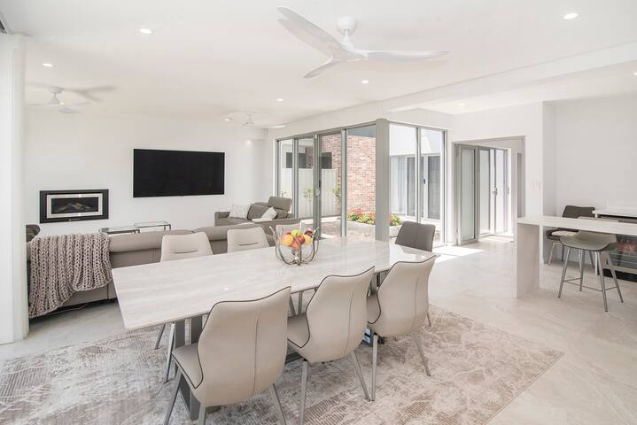 Pebbles by the Sea- Brand-New Oceanfront Home gallery image 4