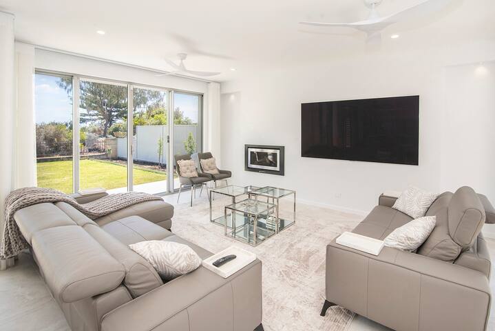 Pebbles by the Sea- Brand-New Oceanfront Home gallery image 2