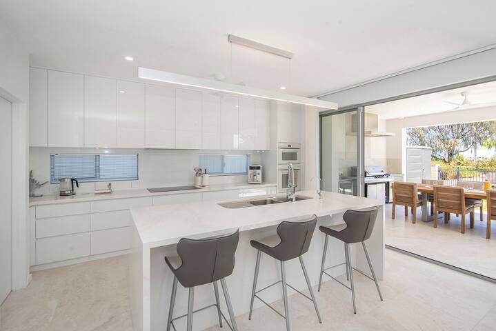 Pebbles by the Sea- Brand-New Oceanfront Home gallery image 5