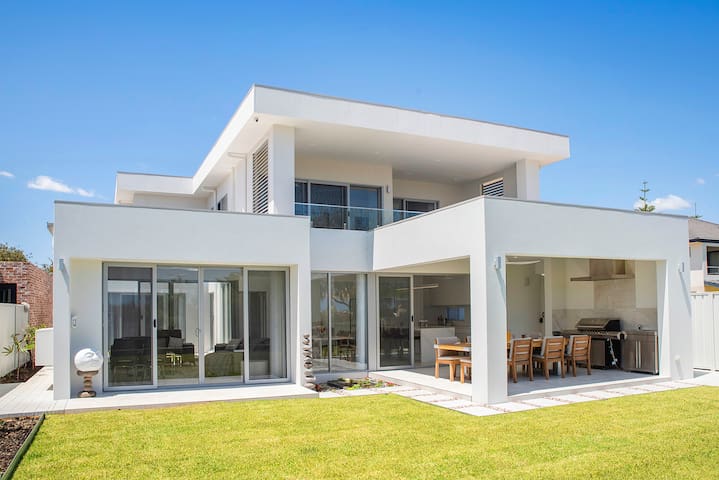 Pebbles by the Sea- Brand-New Oceanfront Home