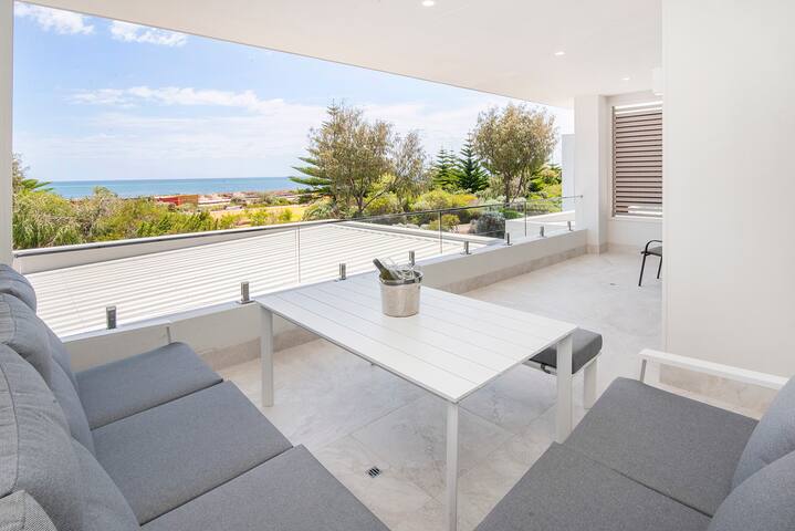 Pebbles by the Sea- Brand-New Oceanfront Home gallery image 3