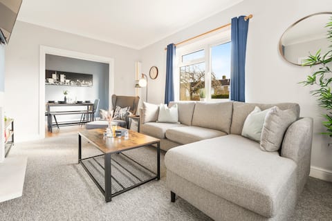 Popular Airbnb listing: Moonlit Bloom in Holdenhurst Village