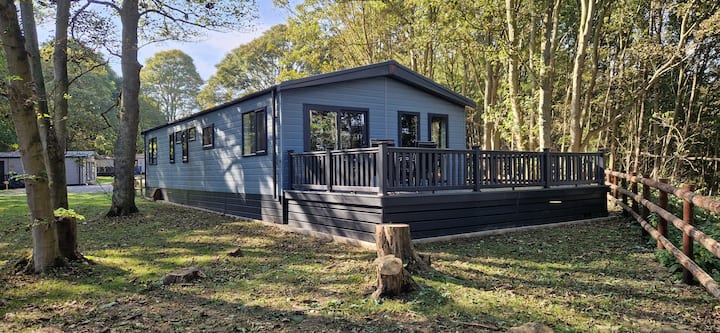 Honeysuckle Lodge - Sleeps 8 - Essex