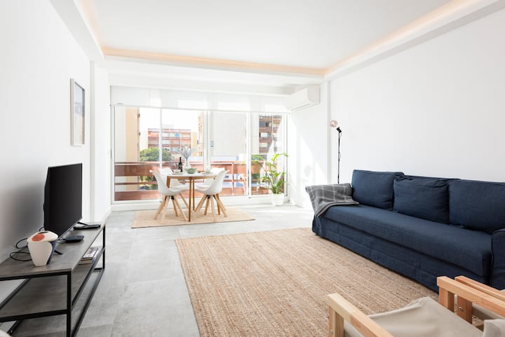 阳光明媚的客厅，配有用餐区和空调