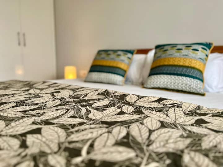 מיטת קינג סייז (180x200 )/ מיזוג אוויר /חדר רחצה פרטי/מלתחה גדולה