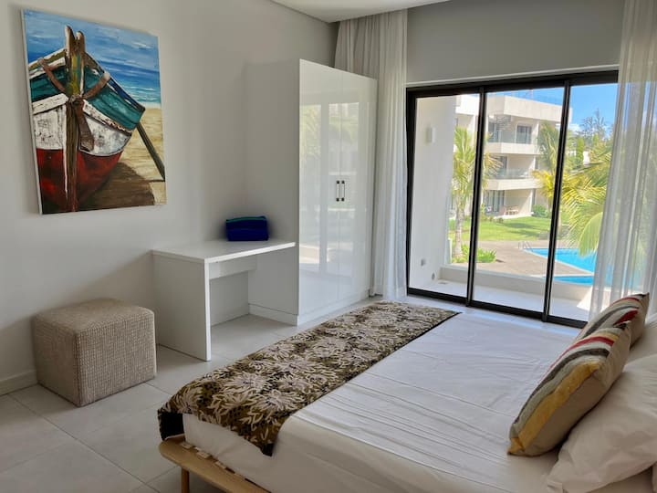 מיטת קינג סייז (180x200) / מזגן / מאוורר תקרה / חדר רחצה פרטי / ארון בגדים גדול