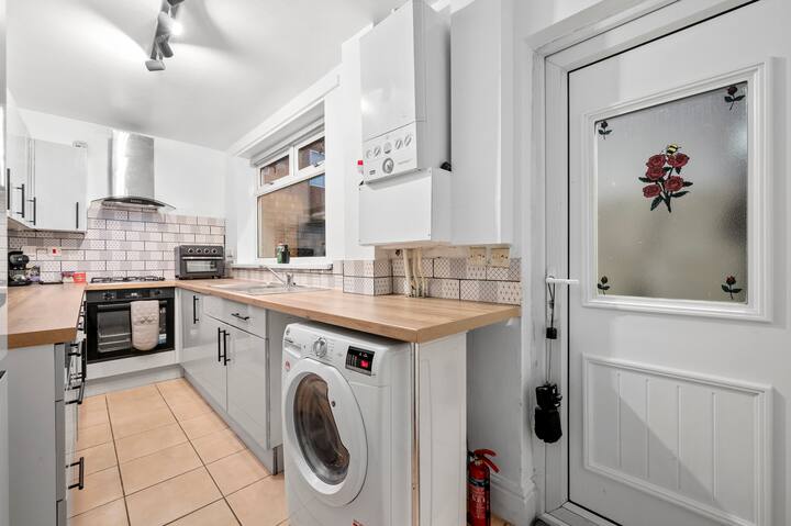 Spacious 4 Bed W/free Parking Near Media City - University of Bolton