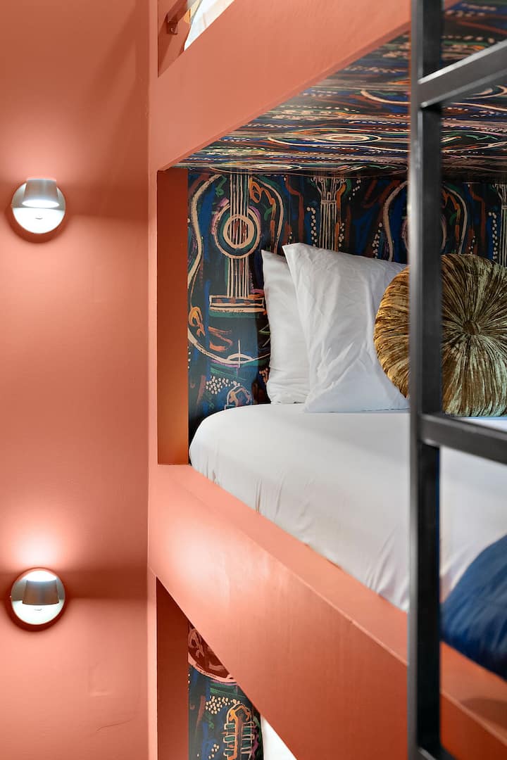 เราเรียกห้องนอน 2 ว่า 'ห้องลูกเรือ' ของเรา เราเปลี่ยนที่พักแบบยืดหยุ่นที่เดิมมีวัตถุประสงค์เพื่อเป็นสำนักงานหรือตู้เสื้อผ้าขนาดใหญ่และเปลี่ยนให้ทีมงานของคุณราวกับว่าคุณเป็นนักดนตรีทัวร์ที่กำลังนอนหลับอยู่บนรถทัวร์! มันคับแคบแต่ก็สะดวกสบาย!