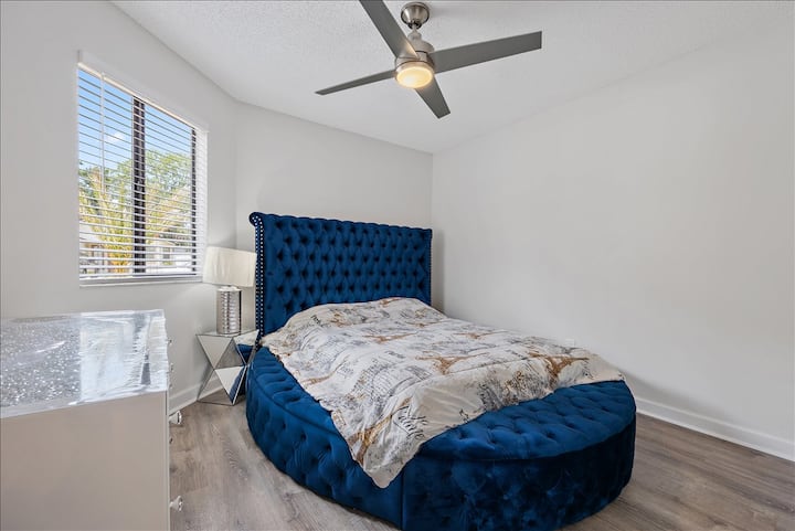 توفر غرفة النوم هذه متعددة الاستخدامات سريرًا مريحًا ومساحة عمل مخصصة. مثالية لكل من الاسترخاء والإنتاجية، تحتوي غرفة النوم هذه على كل شيء.