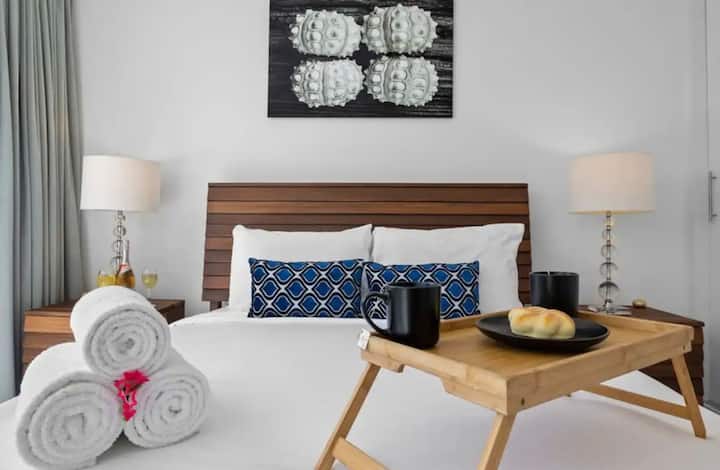 Krevat ✔dopio "queen"
Televizor ✔inteligjent me shkop zjarri
Hapësirë e ✔bollshme në dollap dhe dollap
✔Komodina me drita leximi
Perde ✔ të pastra dhe të errëta
✔Banjë në suitë me dush, peshqirë të pastër dhe tharëse flokësh