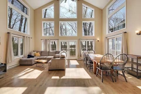 Lakefront with Hot Tub, Fireplaces, Private Dock