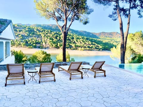 Luxury and relaxation facing the lake