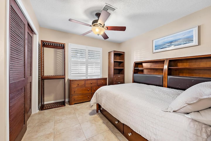 מיטה מלאה עם מיטת יחיד נפתחת מתחתיה