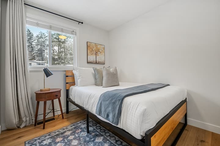 Трета спална соба на главниот кат со двоен кревет, гардеробер, завеси за затемнување и плакар.