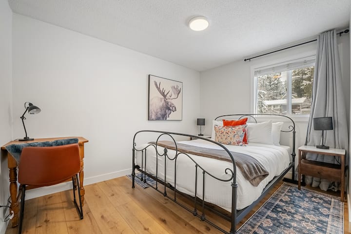 Втора спална соба на главниот кат со брачен кревет (широк 150-179 см), специјална работна станица, гардеробер, завеси за затемнување и плакар.