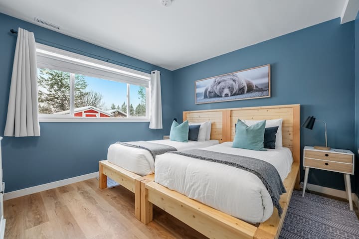 Четврта спална соба на долниот кат со два (2) двокреветни кревета, завеси за затемнување и плакар.