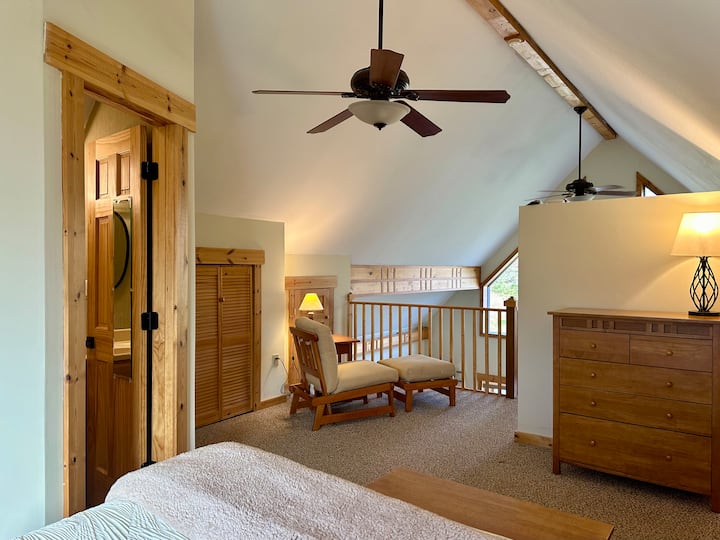 Miller's Manor loft slaapkamer - 1 queensize bed, een volledige badkamer en wasmachine/droger