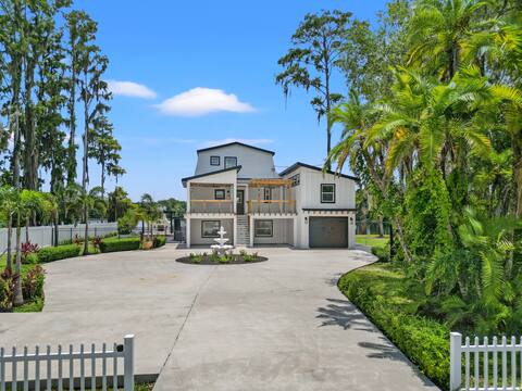 Luxury Lakefront Retreat in FL!