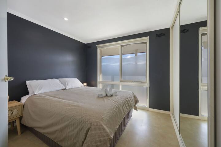 Logans Beach Apartments – The Beach House gallery image 4