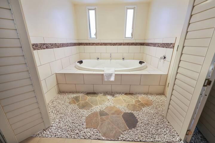 Logans Beach Apartments – The Beach House gallery image 5