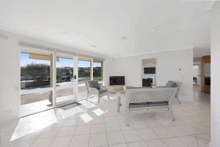 Logans Beach Apartments – The Beach House gallery image 3