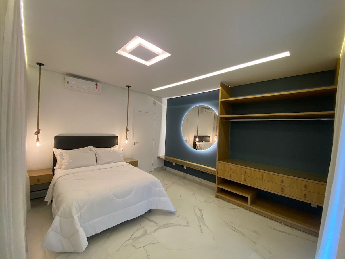 Slaapkamer 2 - Met een tweepersoonsbed en een balkon met weids uitzicht op zee