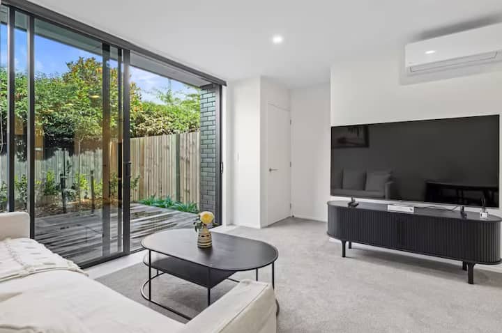 Sanctuary In St Albans: Chic 2-bedroom Retreat - Christchurch