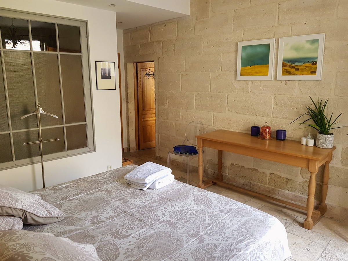 חדר שינה כפול עם חדר רחצה צמוד