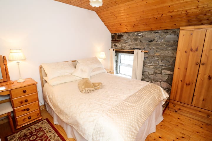 Ეს მომხიბლავი ორადგილიანი ოთახი სარგებლობს King Size საწოლით(5') და მიმდებარე ქალაქგარეთ ხედებით, ის უზრუნველყოფს იდეალურ ადგილს თქვენი თავის მოსასვენებლად.  