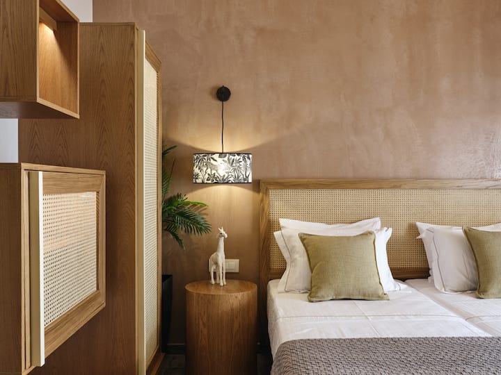 เรียบง่ายหรูหราด้วยโทนสีเอิร์ธโทนและสำเนียงธรรมชาติสำหรับการพักผ่อน