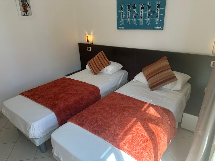 საძინებელი 2 ერთადგილიანი საწოლით