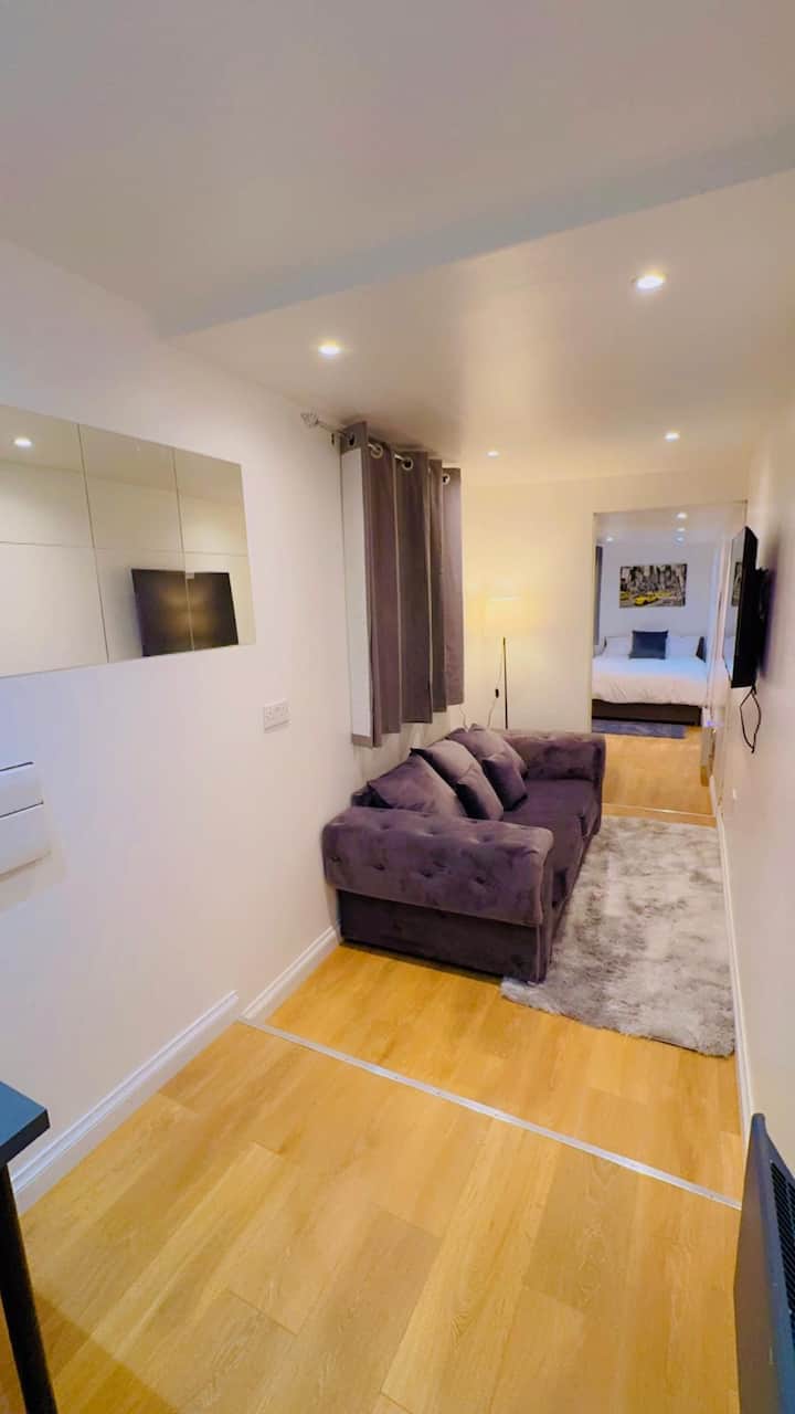 Cozy Retreat | Free Parking & Patio With Smart Tvs - Romford