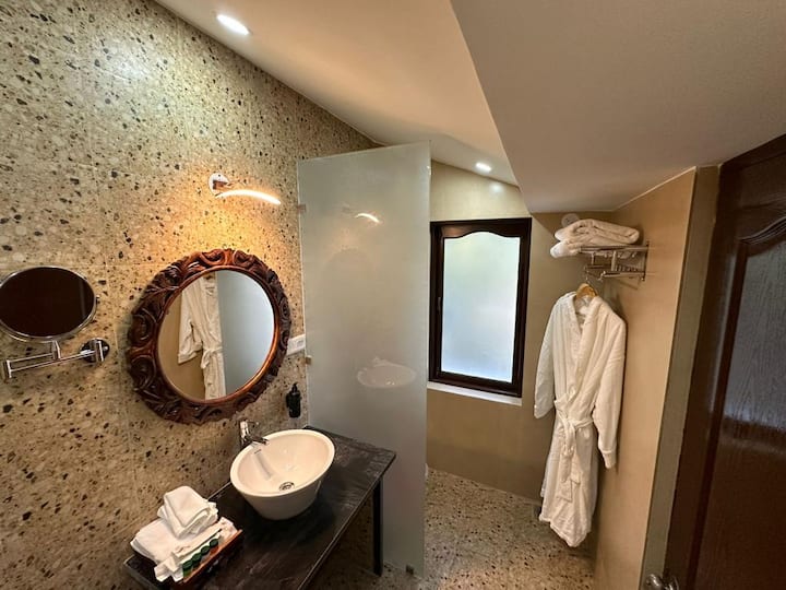 Full bathroom 1 image 1
