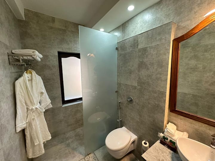 Full bathroom 3 image 1