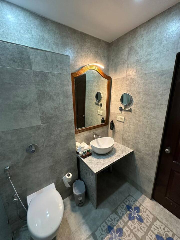 Full bathroom 2 image 1