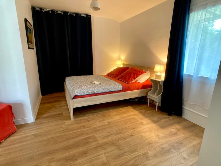 1. spavaća soba: nalazi se u prizemlju s bračnim krevetom (kupaonica i privatni WC) 