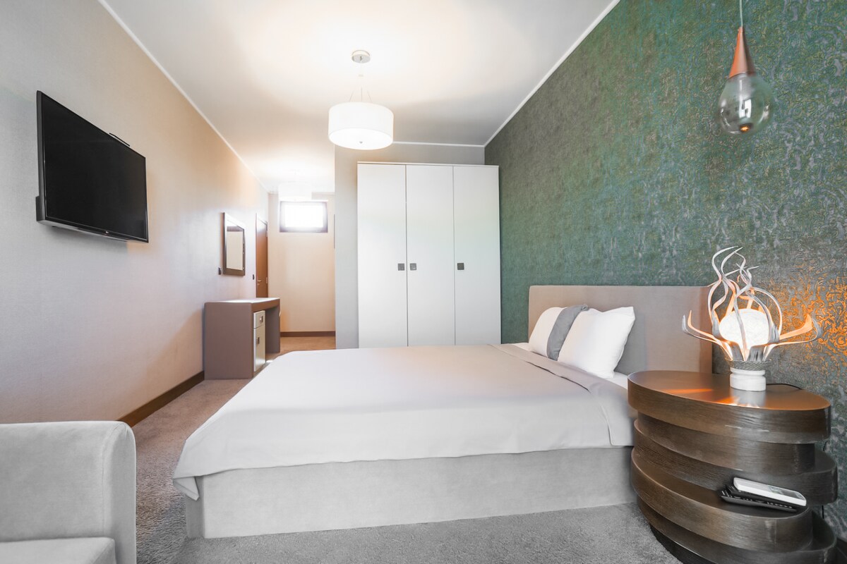 Ontspan in een serene slaapkamer, waar natuurlijk licht en zachte tinten het perfecte toevluchtsoord creëren. Boek vandaag nog je ontsnapping!