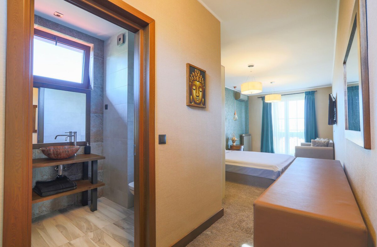 Stap in een naadloze verbinding van elegantie en comfort tussen de slaapkamer en de badkamer. Boek nu dit stijlvolle uitje!