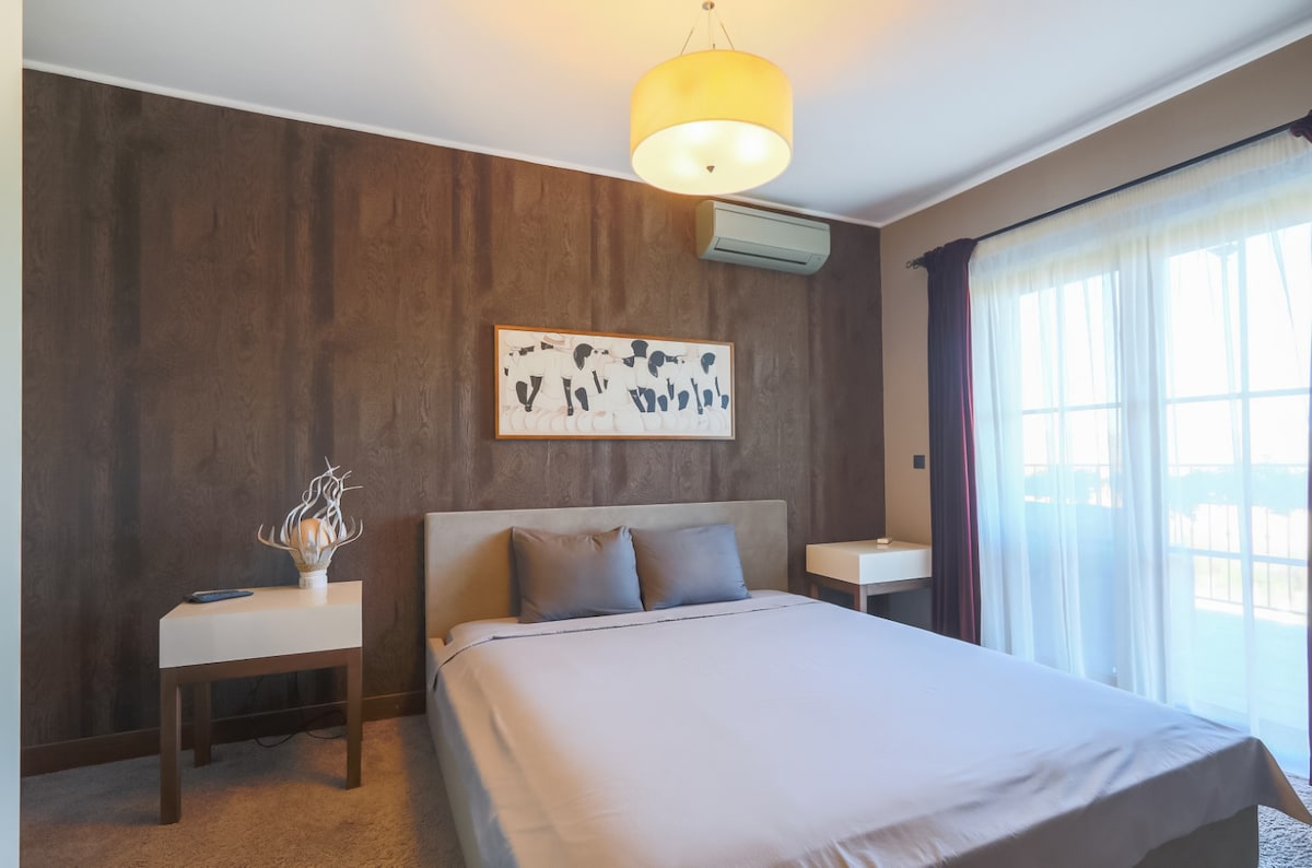 Ga comfortabel weg met zacht beddengoed en een serene inrichting in deze rustige slaapkamer. Reserveer nu je ontspannende retraite!