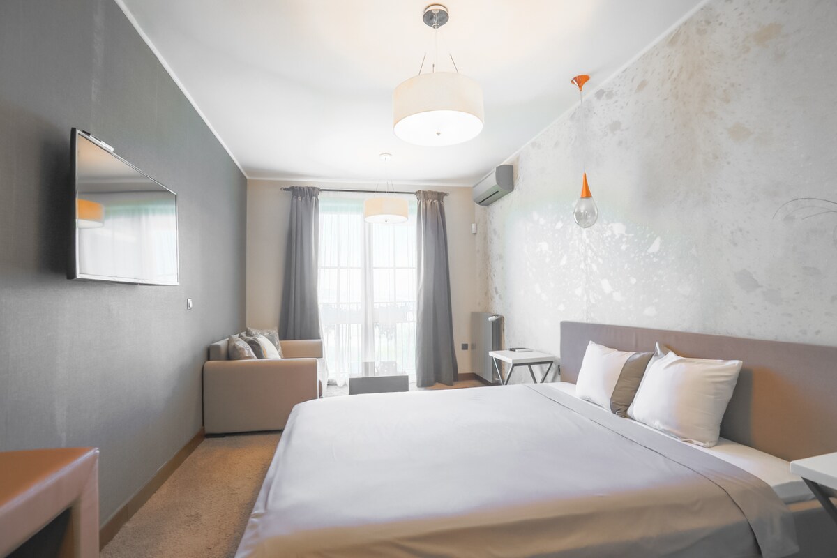 Ontspan in deze knusse kamer met zachte verlichting en een comfortabel bed. Reserveer nu!