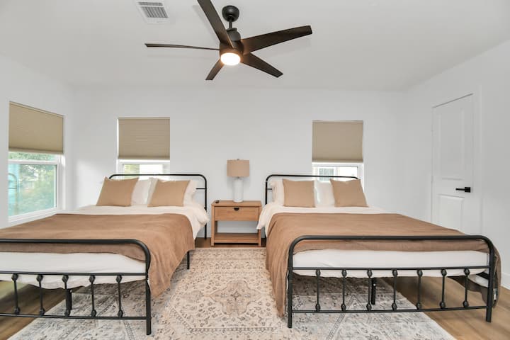 2 krevate dopio "queen" në katin e mësipërm