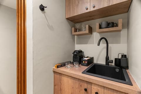 Top Airbnb: Hot Tub - ESTER Acropolis Suites B in ΔΟΥΡΓΟΥΤΙ Ι