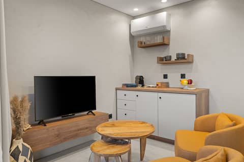 Top Airbnb: Hot Tub - ESTER Acropolis Suites A in ΚΑΛΛΙΡΡΟΗΣ